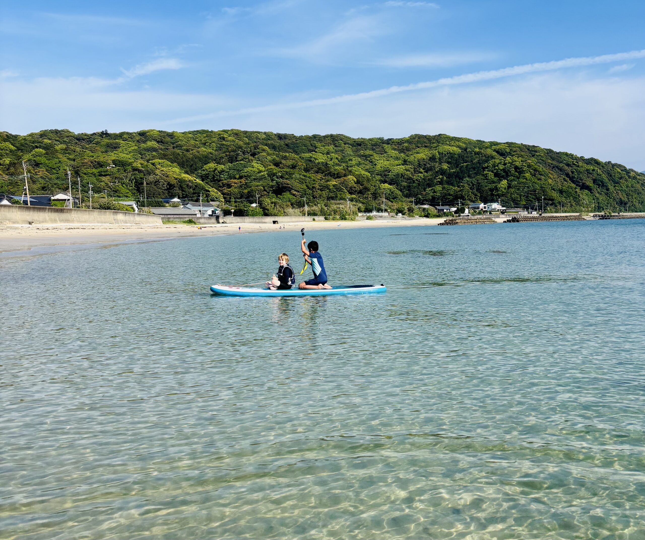 海で遊ぶ子供